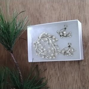 Vintage Silver Tone With Faux Pearls Brooch With Matching Clip On Earrings